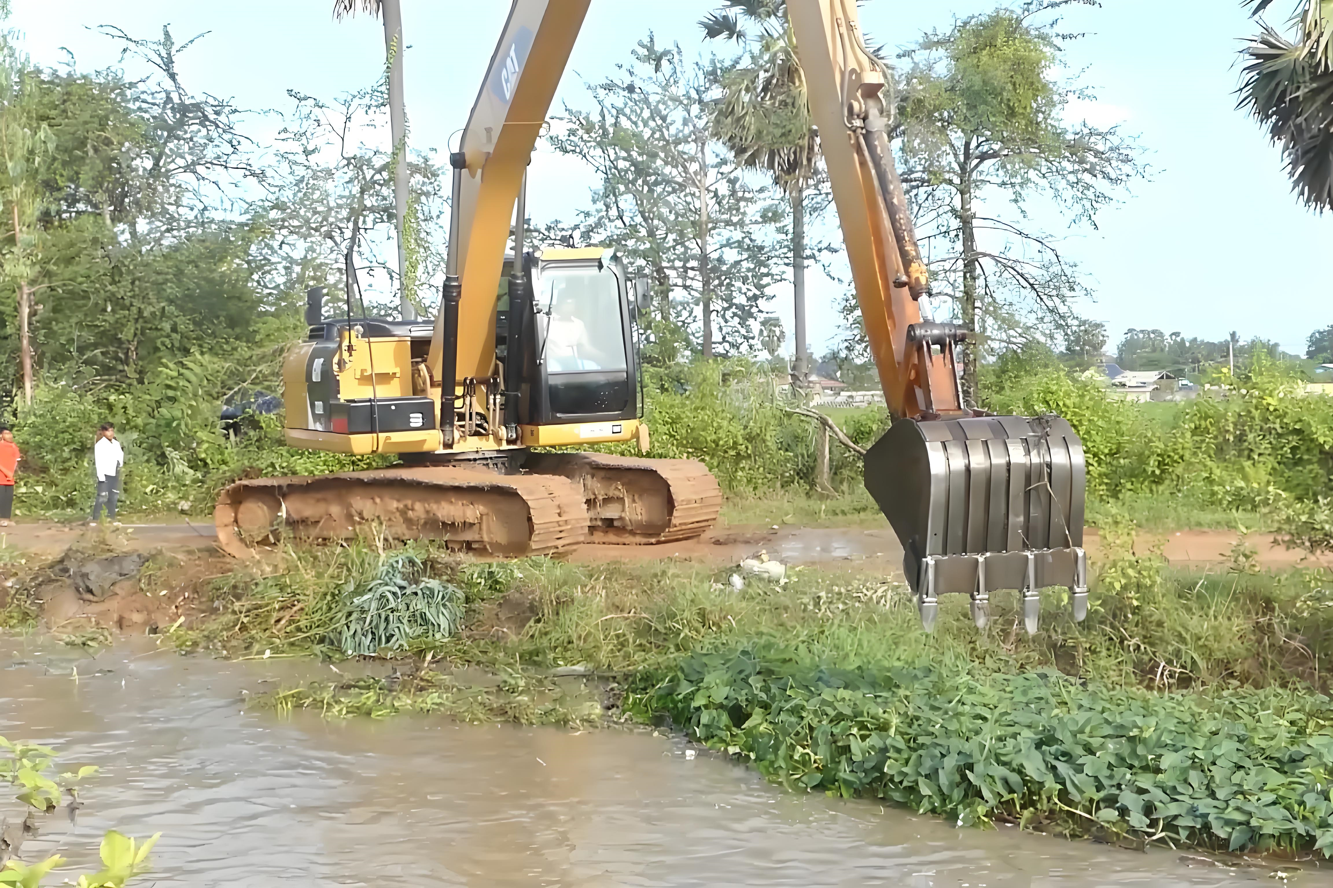 江蘇鹽城挖機(jī)清淤施工隊(duì)-鄉(xiāng)村溝渠清淤的深度一般是多少？