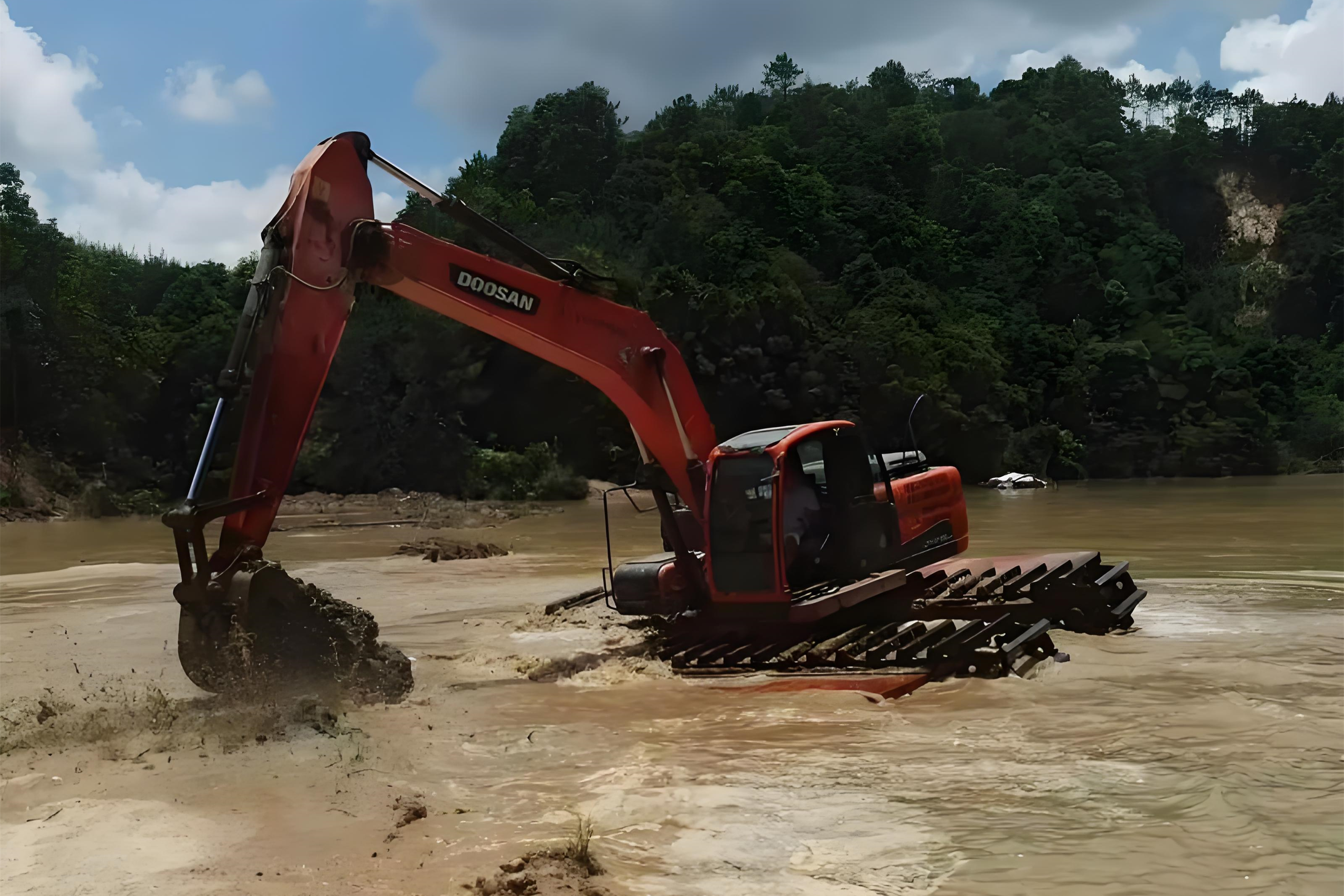 浙江杭州挖機清淤施工隊-沼澤地清淤需要先排水嗎？